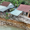 Rợn người những căn nhà chênh vênh bên bờ suối sạt lở sau 4 trận lũ liên tiếp