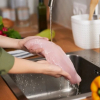 Vì sao chuyên gia khuyên đừng rửa thịt sống dưới vòi nước chảy?