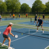 Tiếng 'póc póc' từ sân pickleball: Bác sĩ cảnh báo nguy cơ suy kiệt sức khỏe