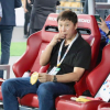 Không có HCV SEA Games, HLV Kim Sang-sik bình thản ăn vặt, quay clip học trò