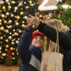 Cả thế giới xuống phố đón Giáng sinh: Khoảnh khắc ấm áp lan tỏa toàn cầu