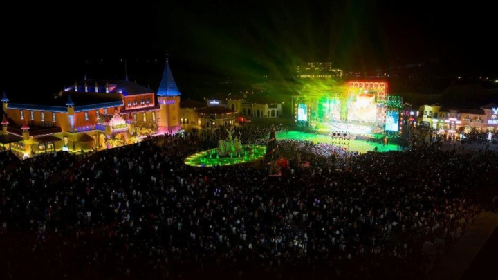 'Vũ trụ Vin' hóa 'thánh địa countdown', đón gần 1 triệu người trong đại tiệc chào năm mới 2025