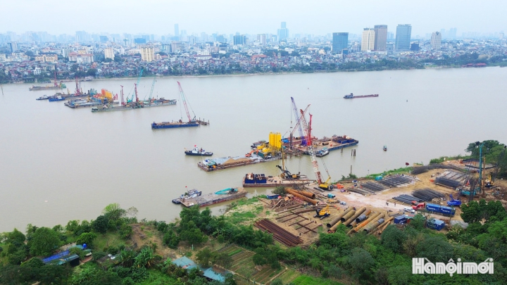 Nhộn nhịp công trường thi công cầu Trần Hưng Đạo hơn 16 nghìn tỷ đồng