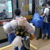 Trung Quốc: Học sinh gói hành lý, vác cả 'gia tài' về ăn Tết