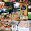 Người dân TP.HCM tất bật mua bánh mứt, tôm cá khô làm quà biếu Tết