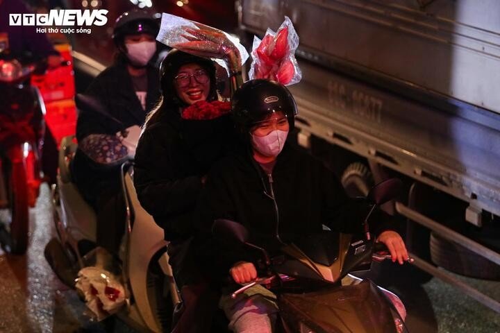 Biển người đi sắm Tết, chợ hoa lớn nhất miền Bắc tấp nập suốt đêm - 19