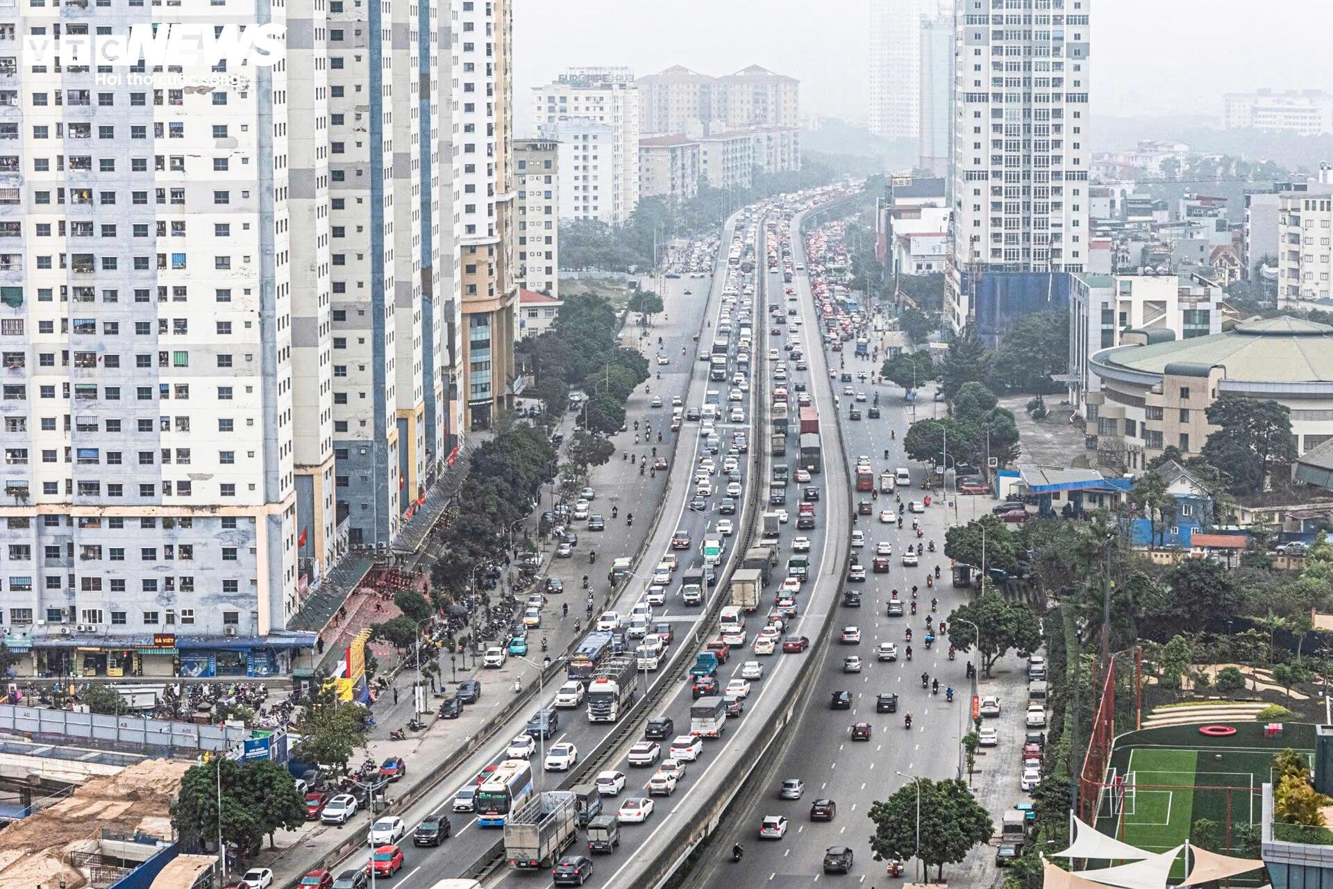 Người dân ùn ùn về quê, Vành đai 3 Hà Nội ùn tắc kéo dài 5km sáng 26 Tết - 3