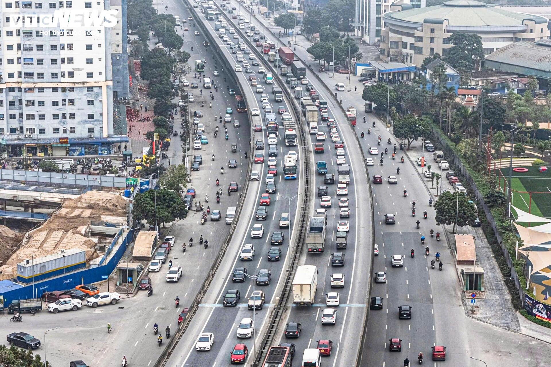 Người dân ùn ùn về quê, Vành đai 3 Hà Nội ùn tắc kéo dài 5km sáng 26 Tết - 5