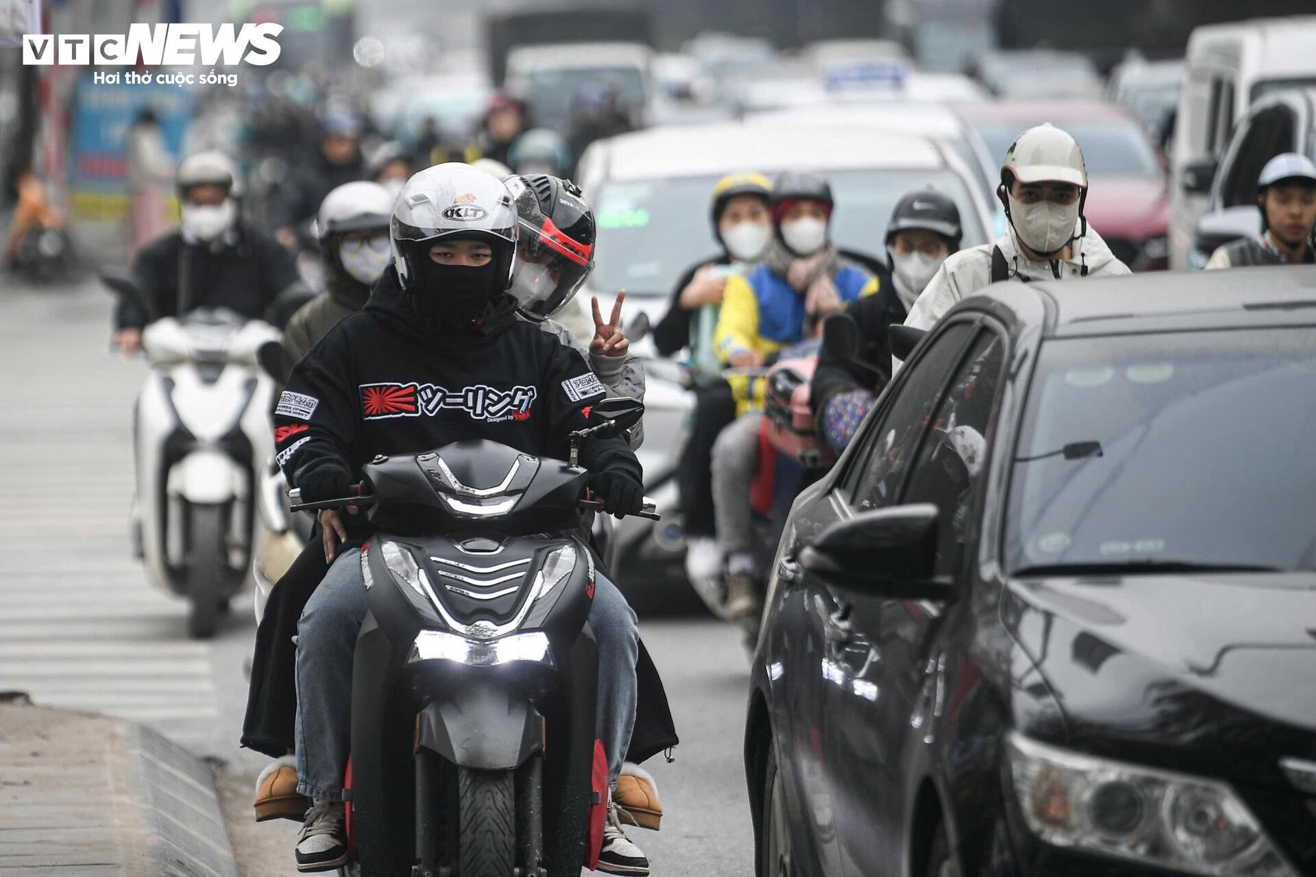 Người dân ùn ùn về quê, Vành đai 3 Hà Nội ùn tắc kéo dài 5km sáng 26 Tết - 7