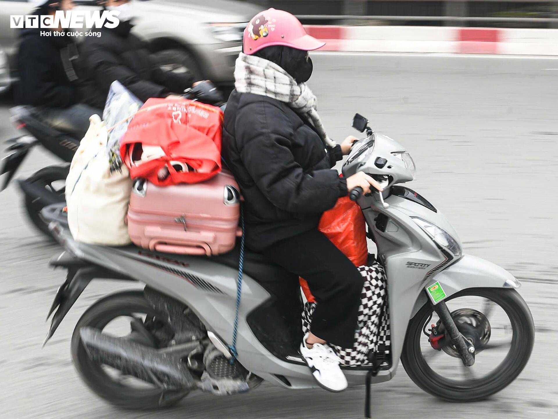 Người dân ùn ùn về quê, Vành đai 3 Hà Nội ùn tắc kéo dài 5km sáng 26 Tết - 8