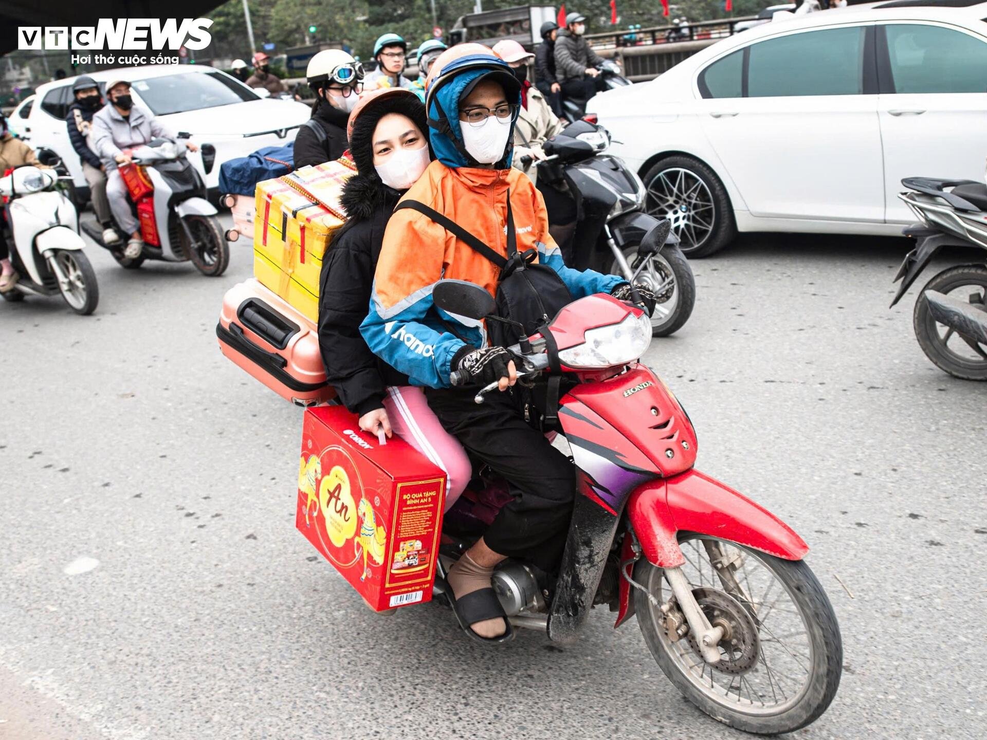 Người dân ùn ùn về quê, Vành đai 3 Hà Nội ùn tắc kéo dài 5km sáng 26 Tết - 9