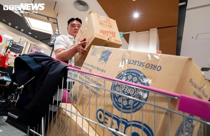 Người dân ùn ùn mua sắm Tết, siêu thị ở Hà Nội 'không lối thoát' - 10