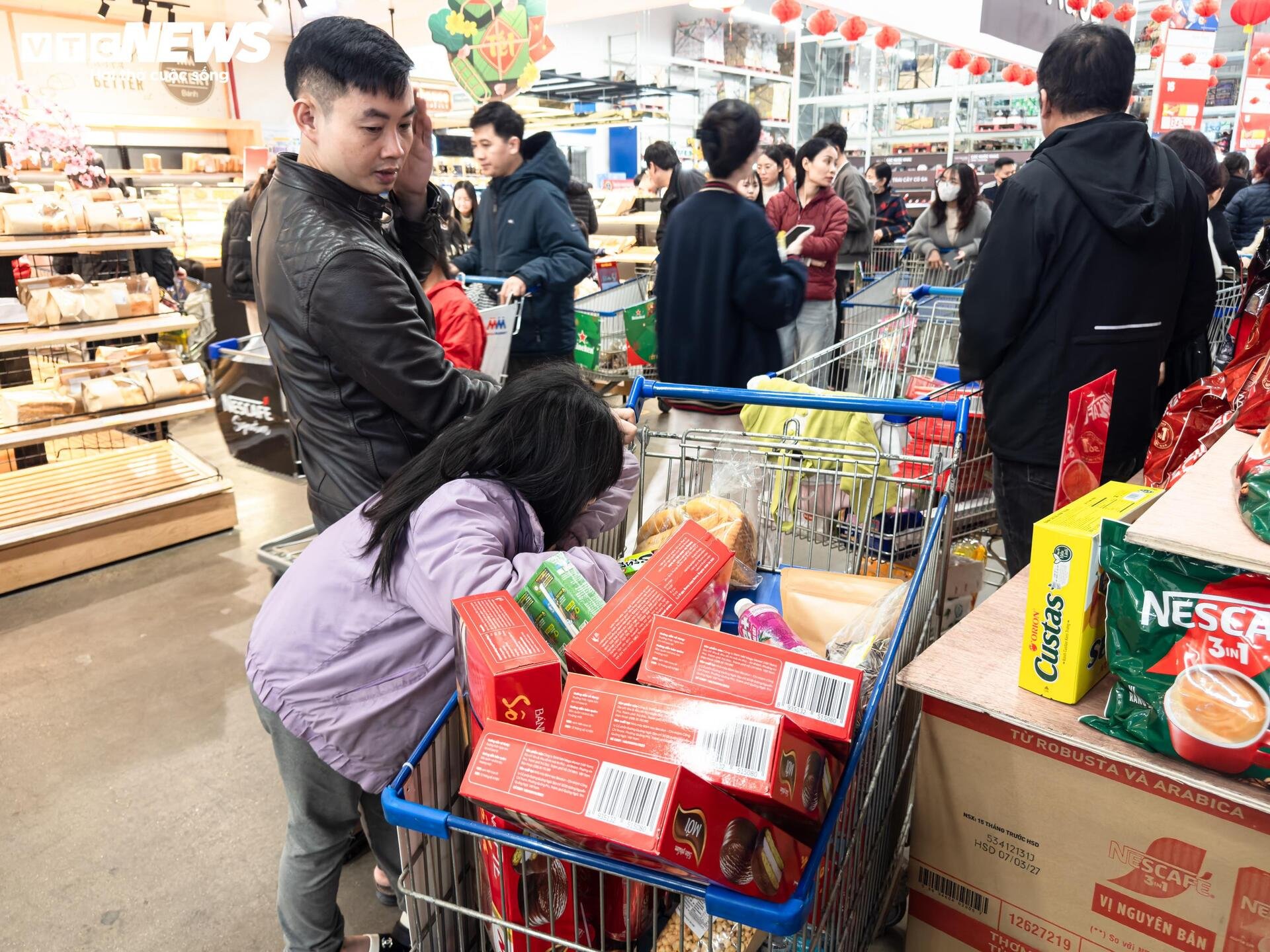 Người dân ùn ùn mua sắm Tết, siêu thị ở Hà Nội 'không lối thoát' - 12