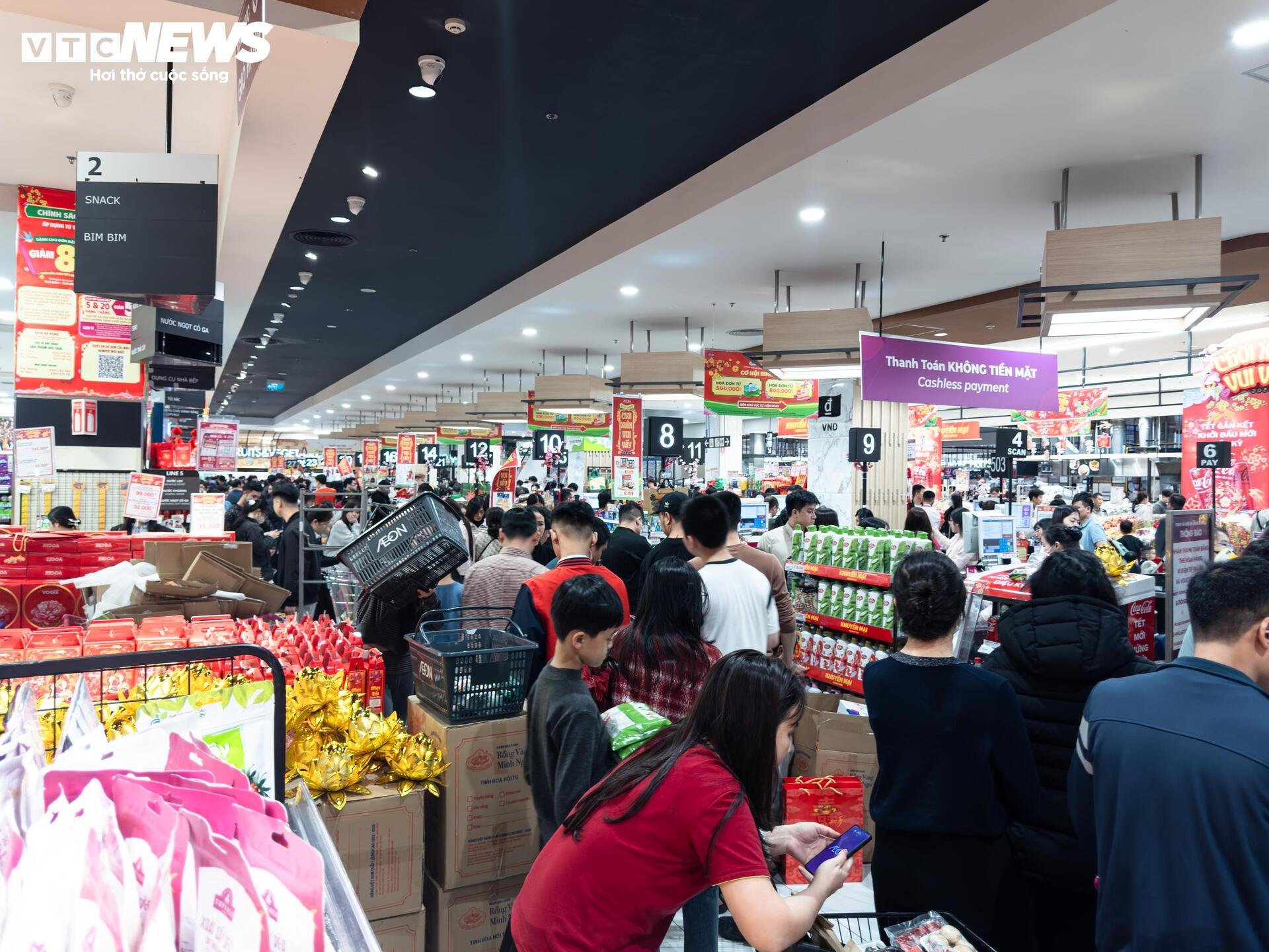 Người dân ùn ùn mua sắm Tết, siêu thị ở Hà Nội 'không lối thoát' - 15