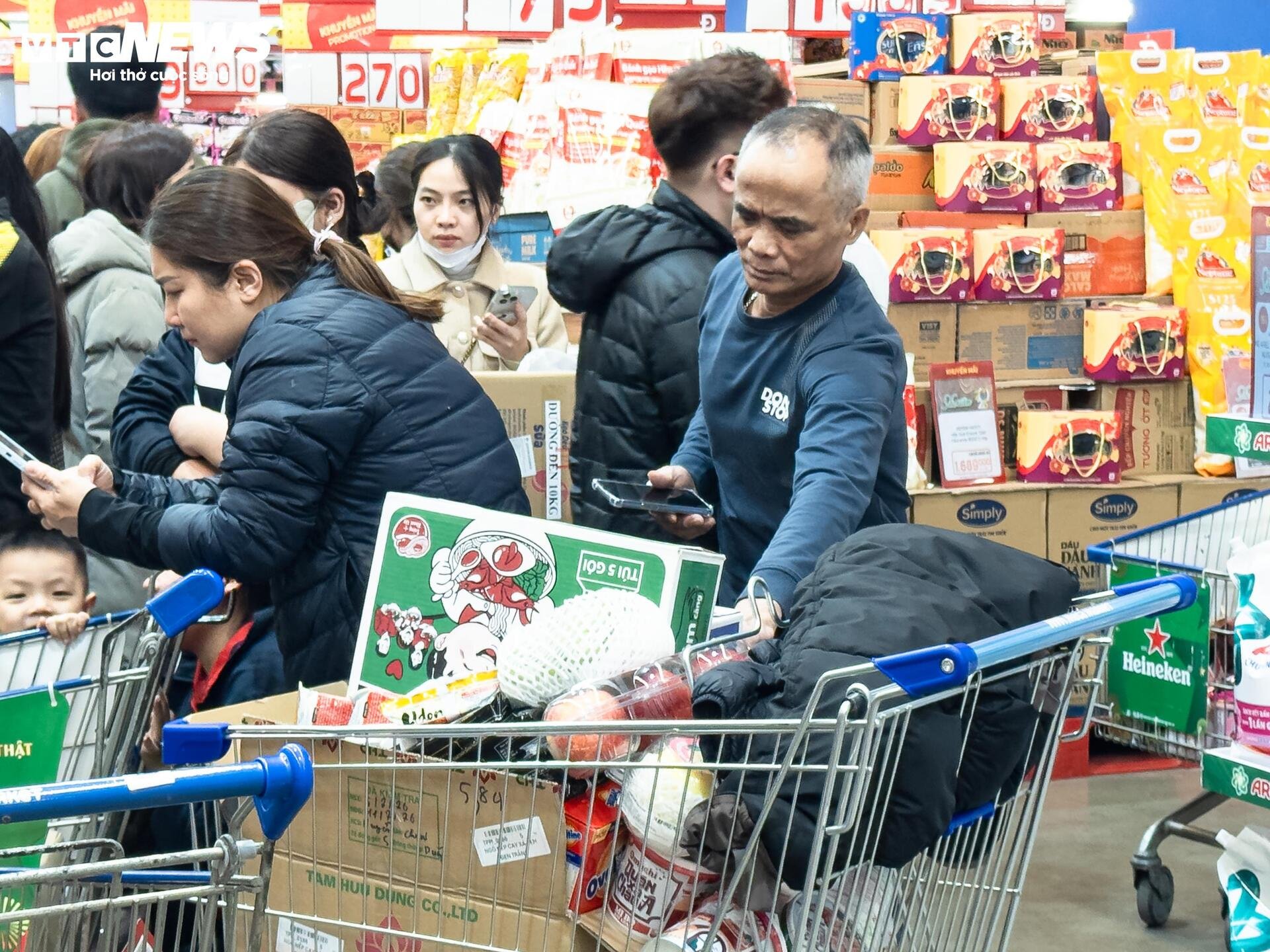 Người dân ùn ùn mua sắm Tết, siêu thị ở Hà Nội 'không lối thoát' - 17