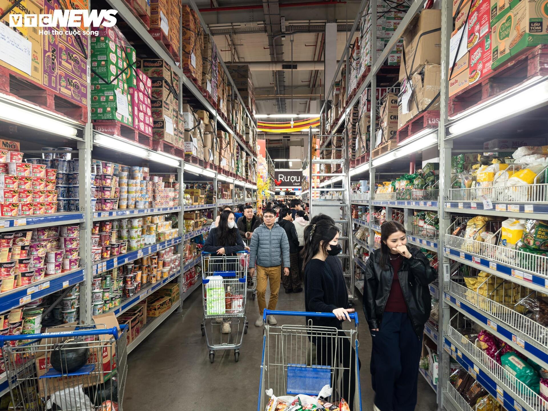 Người dân ùn ùn mua sắm Tết, siêu thị ở Hà Nội 'không lối thoát' - 24