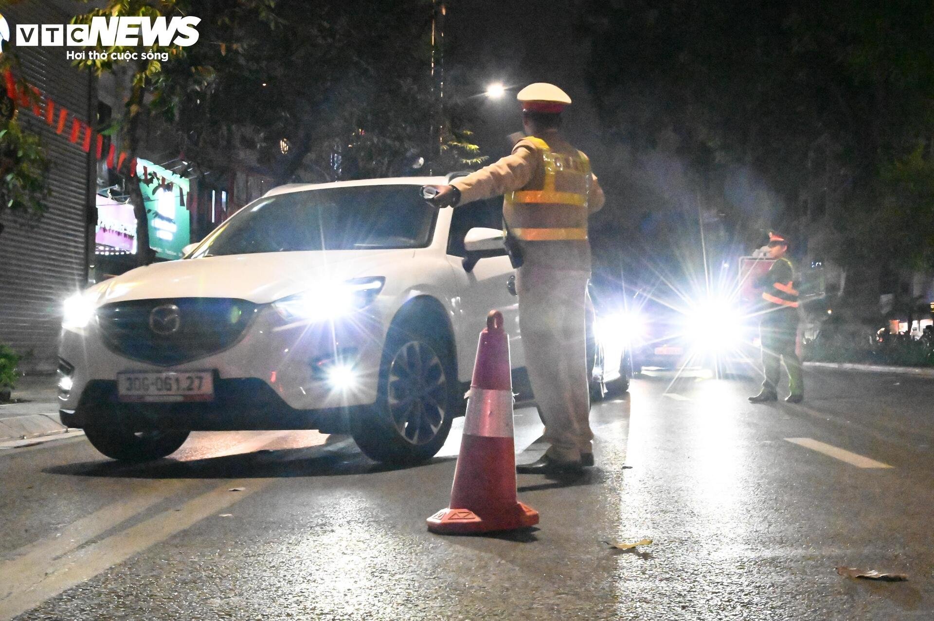 CSGT Hà Nội kiểm tra hơn 300 xe ngày cận Tết, chỉ phát hiện 2 tài xế 'ma men' - 2