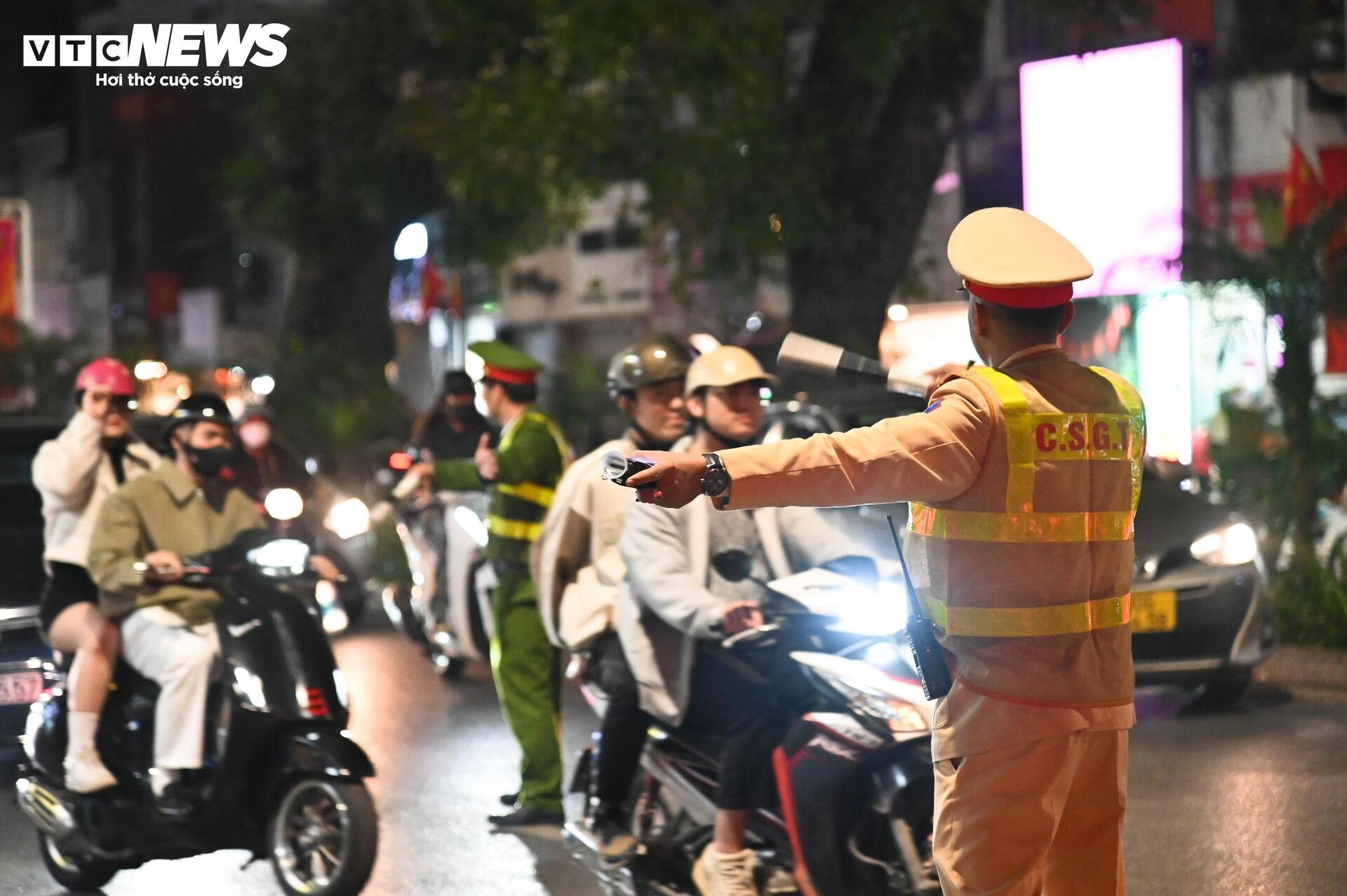 CSGT Hà Nội kiểm tra hơn 300 xe ngày cận Tết, chỉ phát hiện 2 tài xế 'ma men' - 3