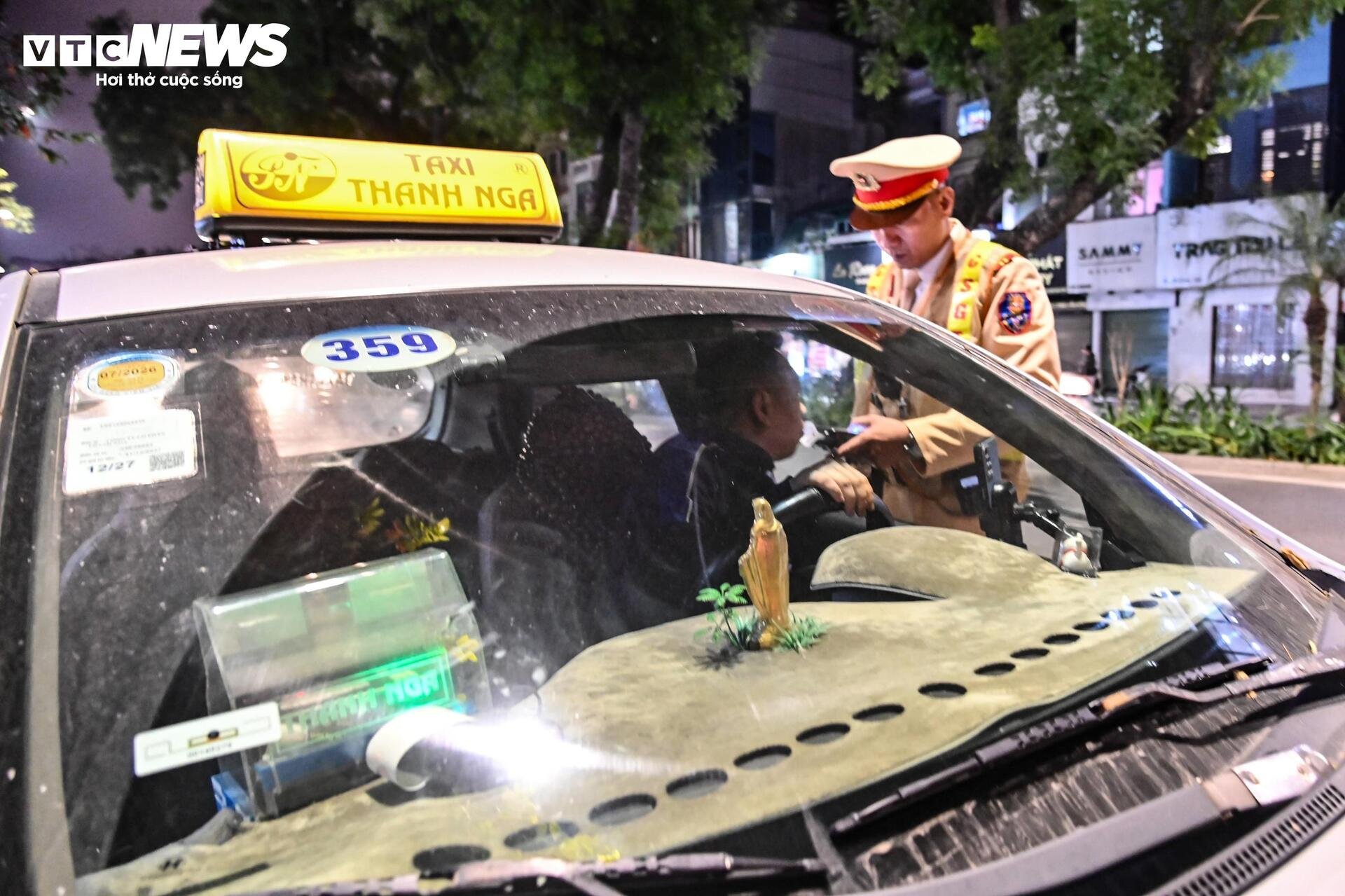 CSGT Hà Nội kiểm tra hơn 300 xe ngày cận Tết, chỉ phát hiện 2 tài xế 'ma men' - 4