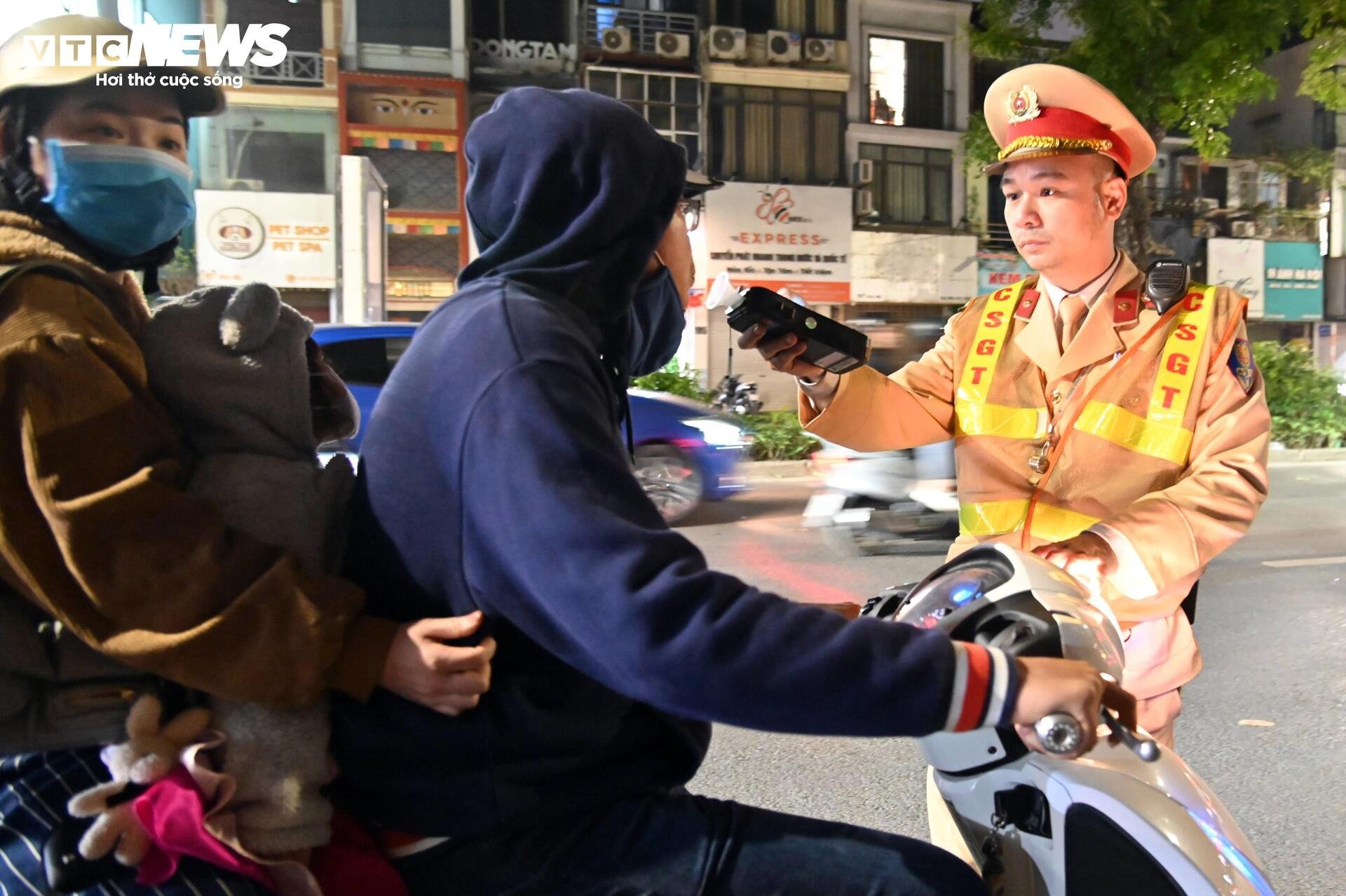 CSGT Hà Nội kiểm tra hơn 300 xe ngày cận Tết, chỉ phát hiện 2 tài xế 'ma men' - 6