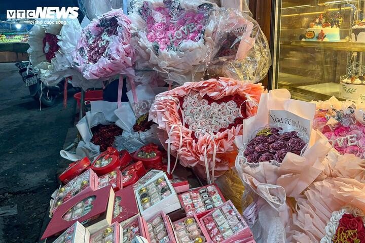 Trùng với Tết Nguyên đán, thị trường Valentine bị lấn át, vắng khách bất ngờ - 3