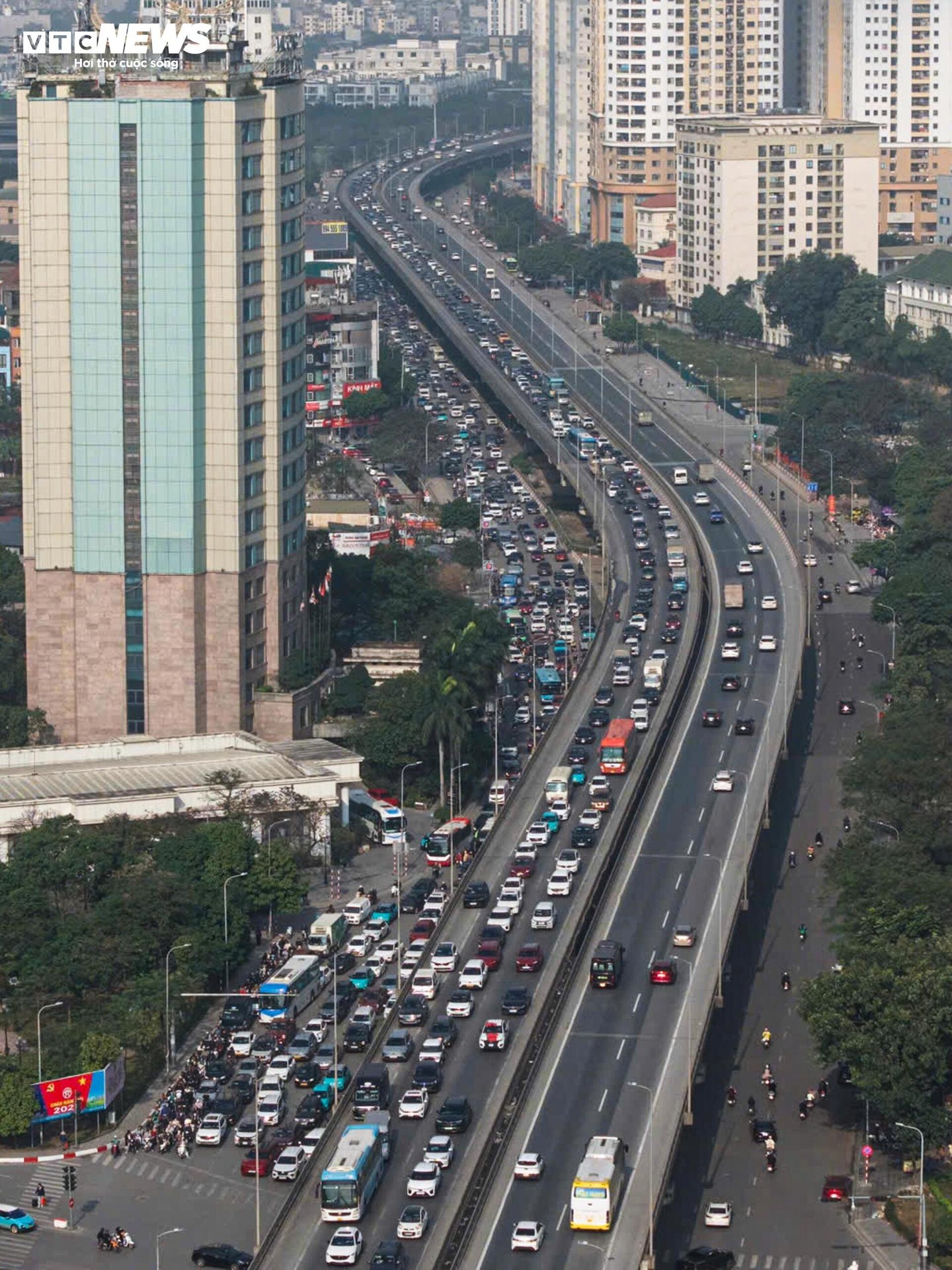 Cửa ngõ Hà Nội ùn ứ, nội đô thông thoáng sáng 27 Tết - 3