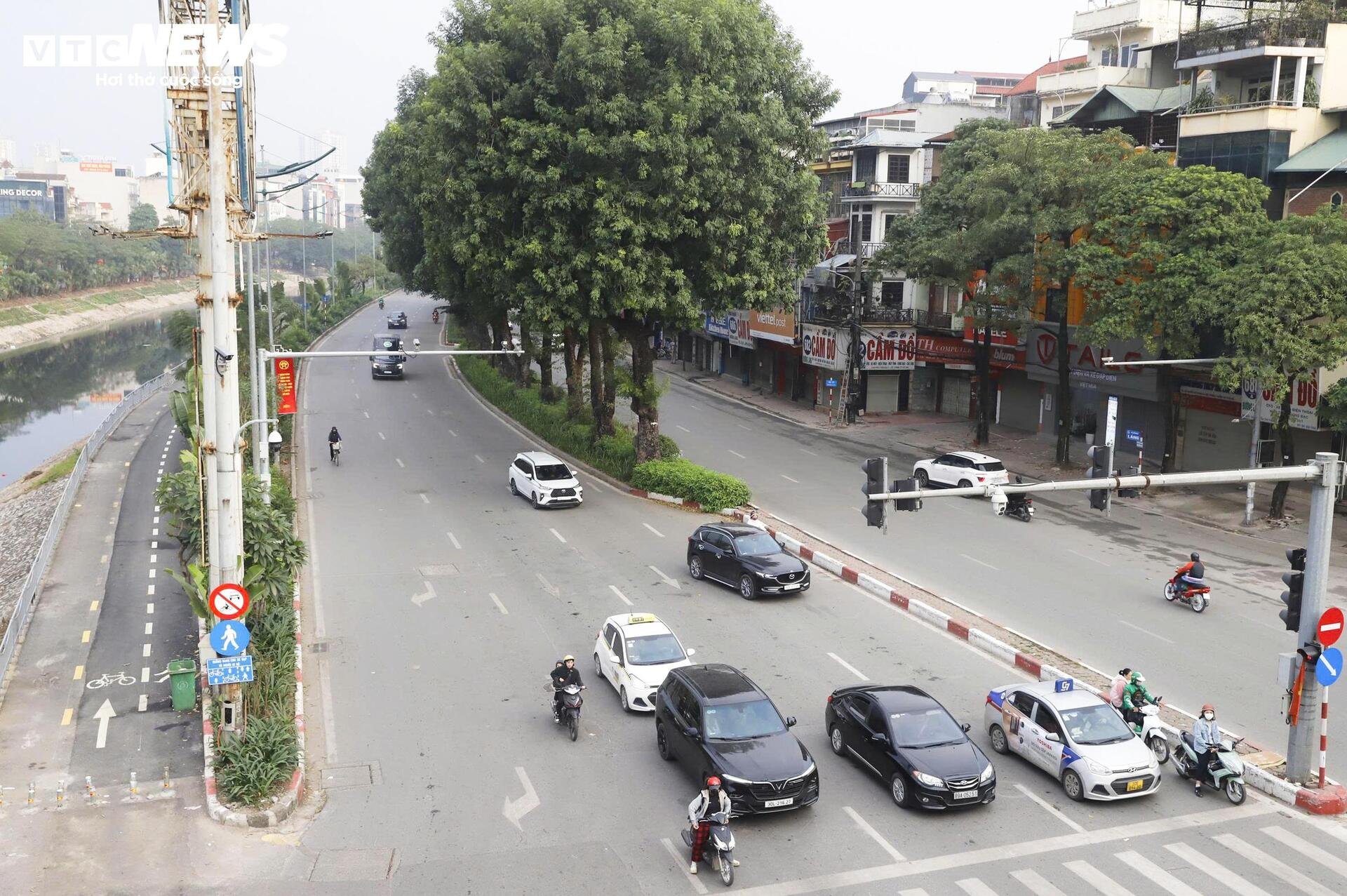 Cửa ngõ Hà Nội ùn ứ, nội đô thông thoáng sáng 27 Tết - 10