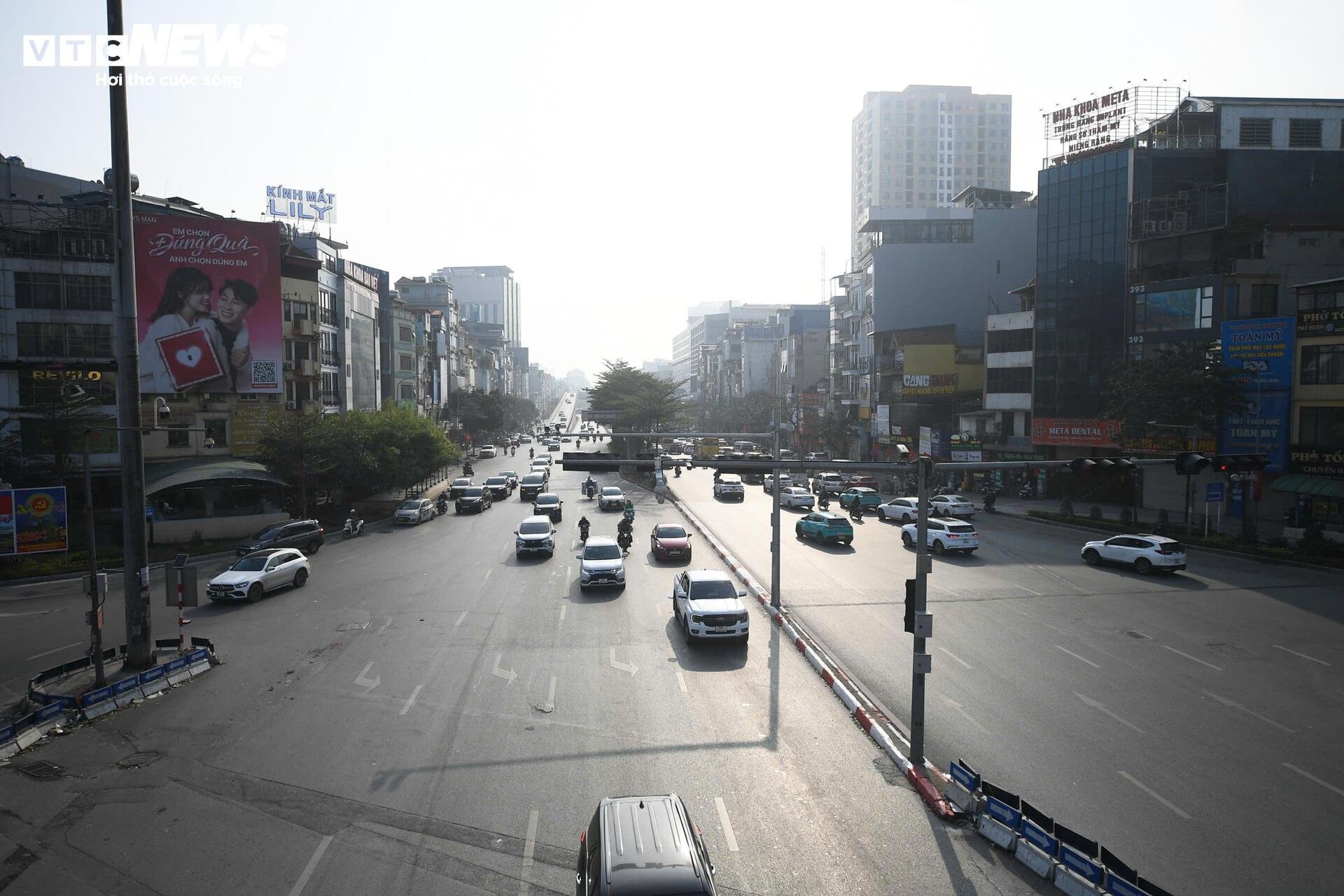 Cửa ngõ Hà Nội ùn ứ, nội đô thông thoáng sáng 27 Tết - 11