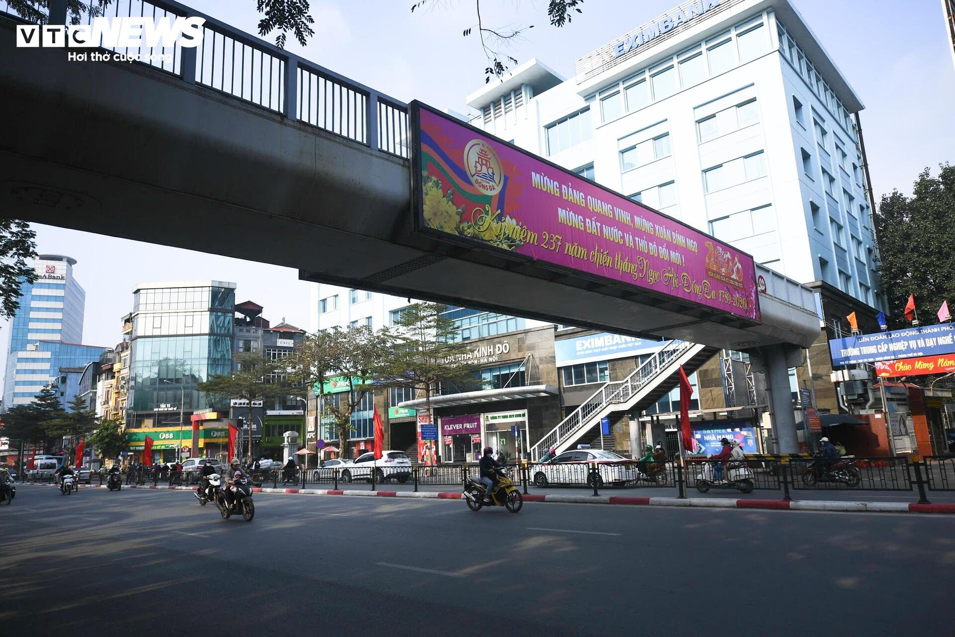 Cửa ngõ Hà Nội ùn ứ, nội đô thông thoáng sáng 27 Tết - 13