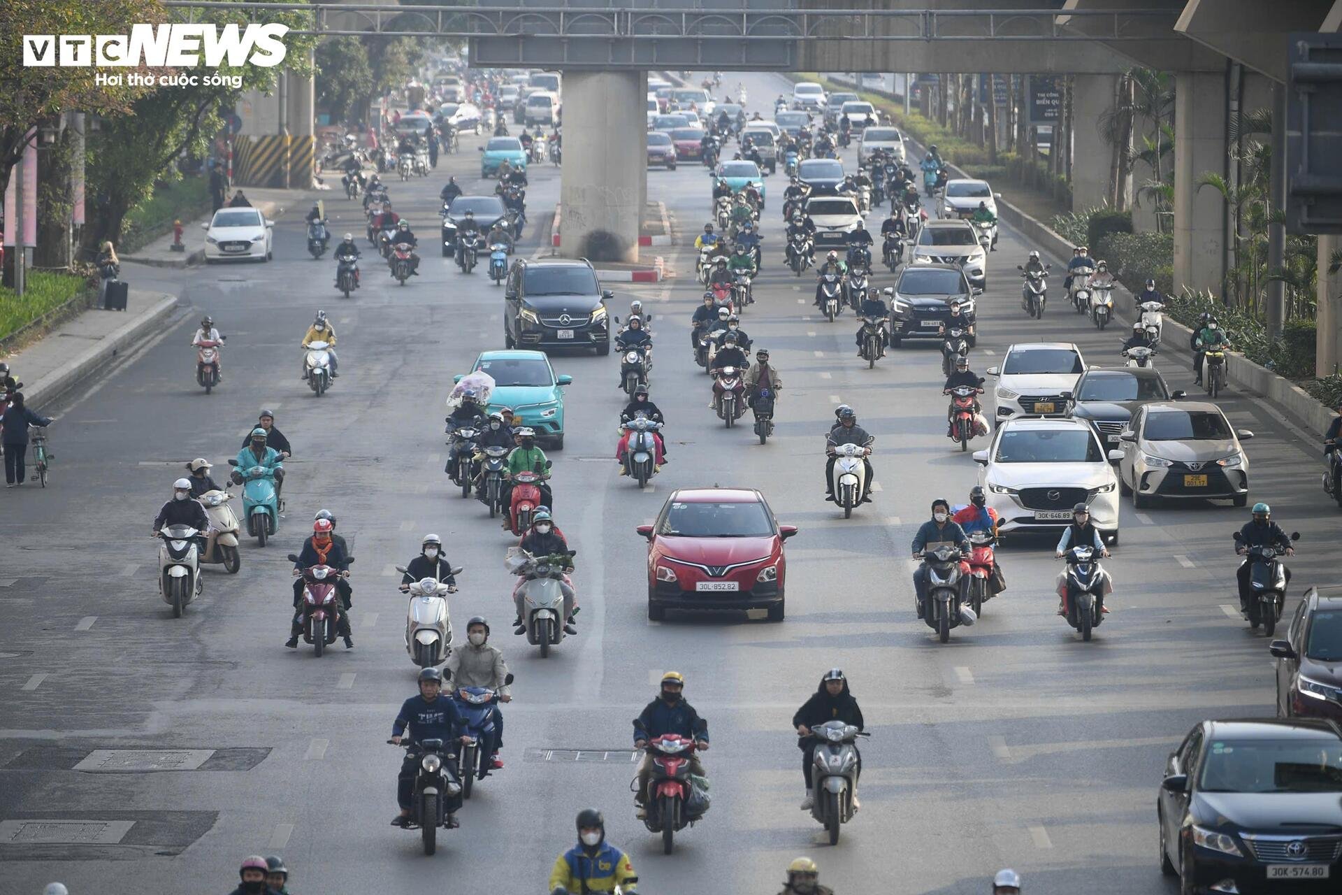 Cửa ngõ Hà Nội ùn ứ, nội đô thông thoáng sáng 27 Tết - 14