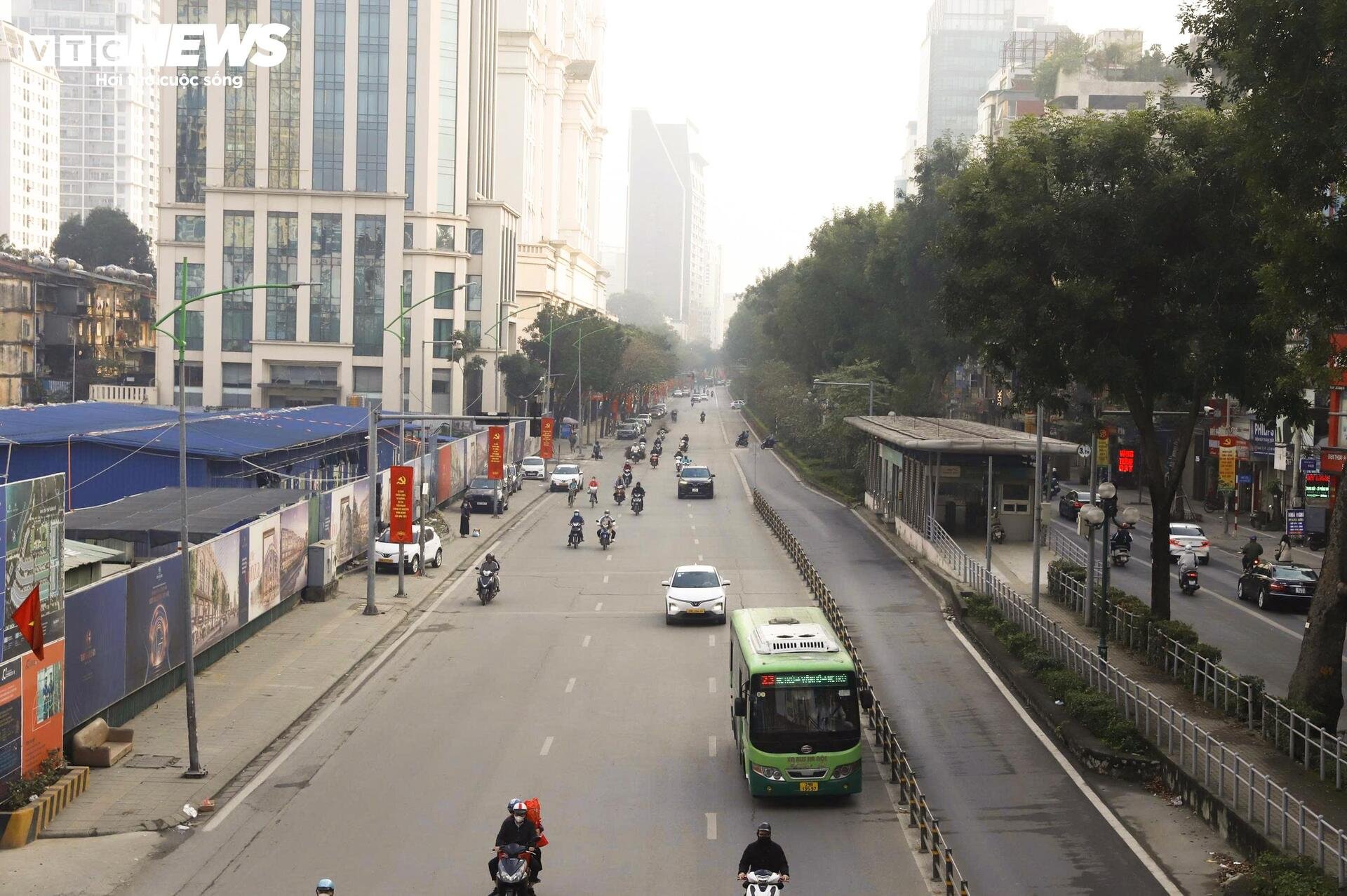 Cửa ngõ Hà Nội ùn ứ, nội đô thông thoáng sáng 27 Tết - 16