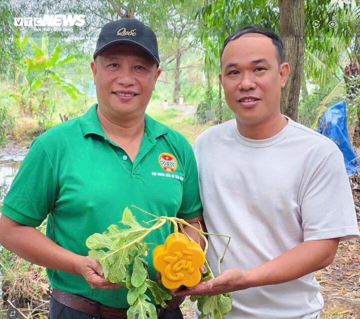 Anh Tâm (bên phải) cho biết các sản phẩm dưa hấu tạo hình năm nay được khách hàng ưa chuộng.