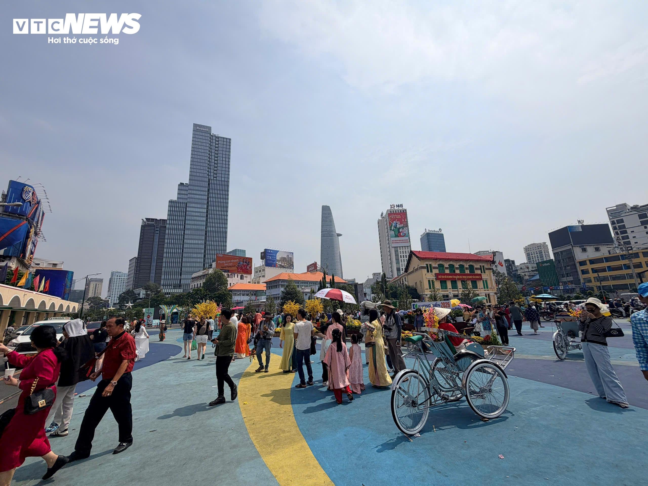 Nắng vàng nhẹ cùng tiết trời mát mẻ khiến khung cảnh thêm phần tươi tắn.
