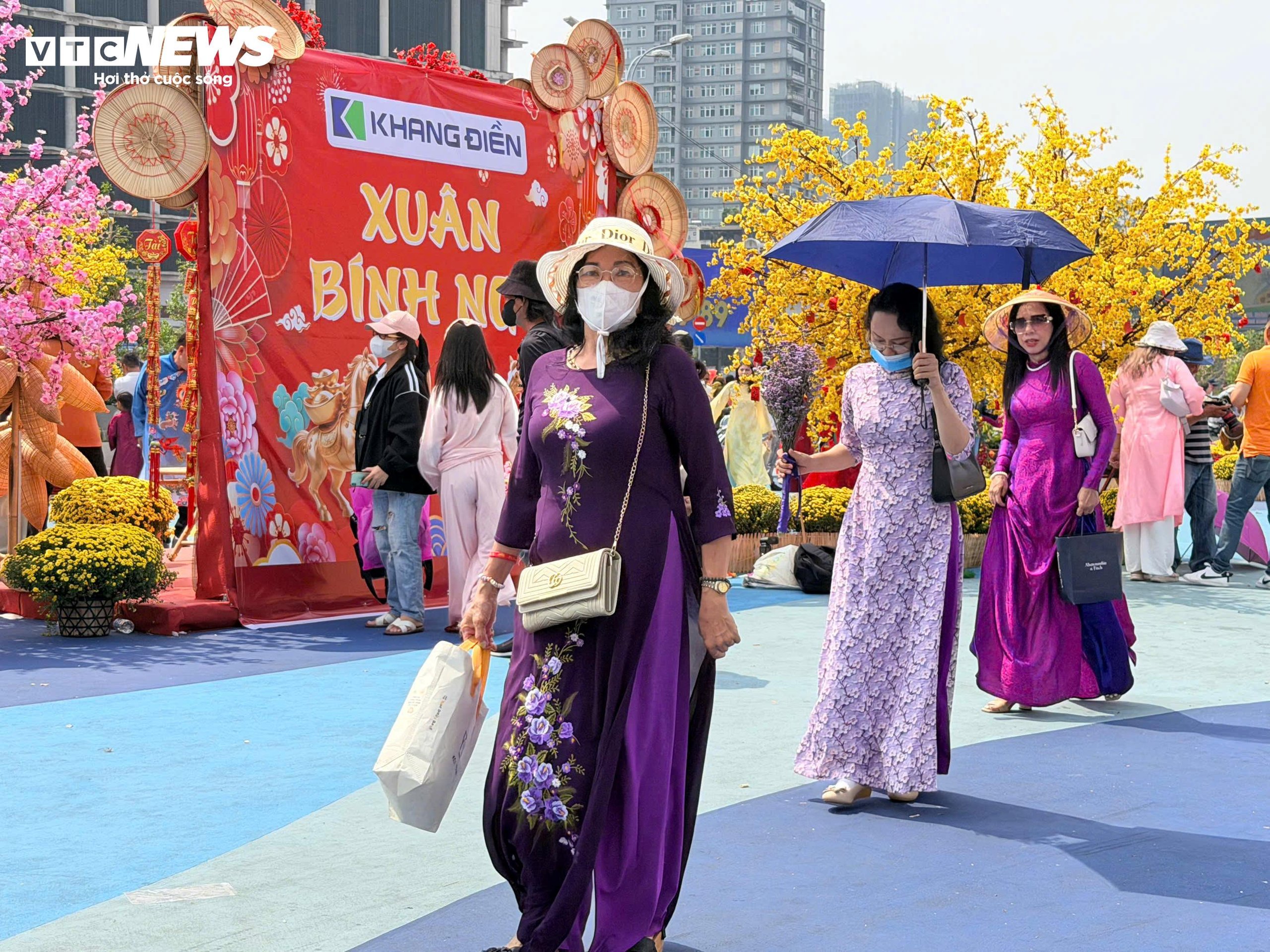 Đang cùng nhóm bạn chỉnh lại trang phục trước chợ Bến Thành, chị Nguyễn Hải Yến (42 tuổi, ngụ phường Bình Thạnh) cho biết, năm nào đến 26, 27 Tết nhóm chị cũng rủ nhau lên phố chụp ảnh. 