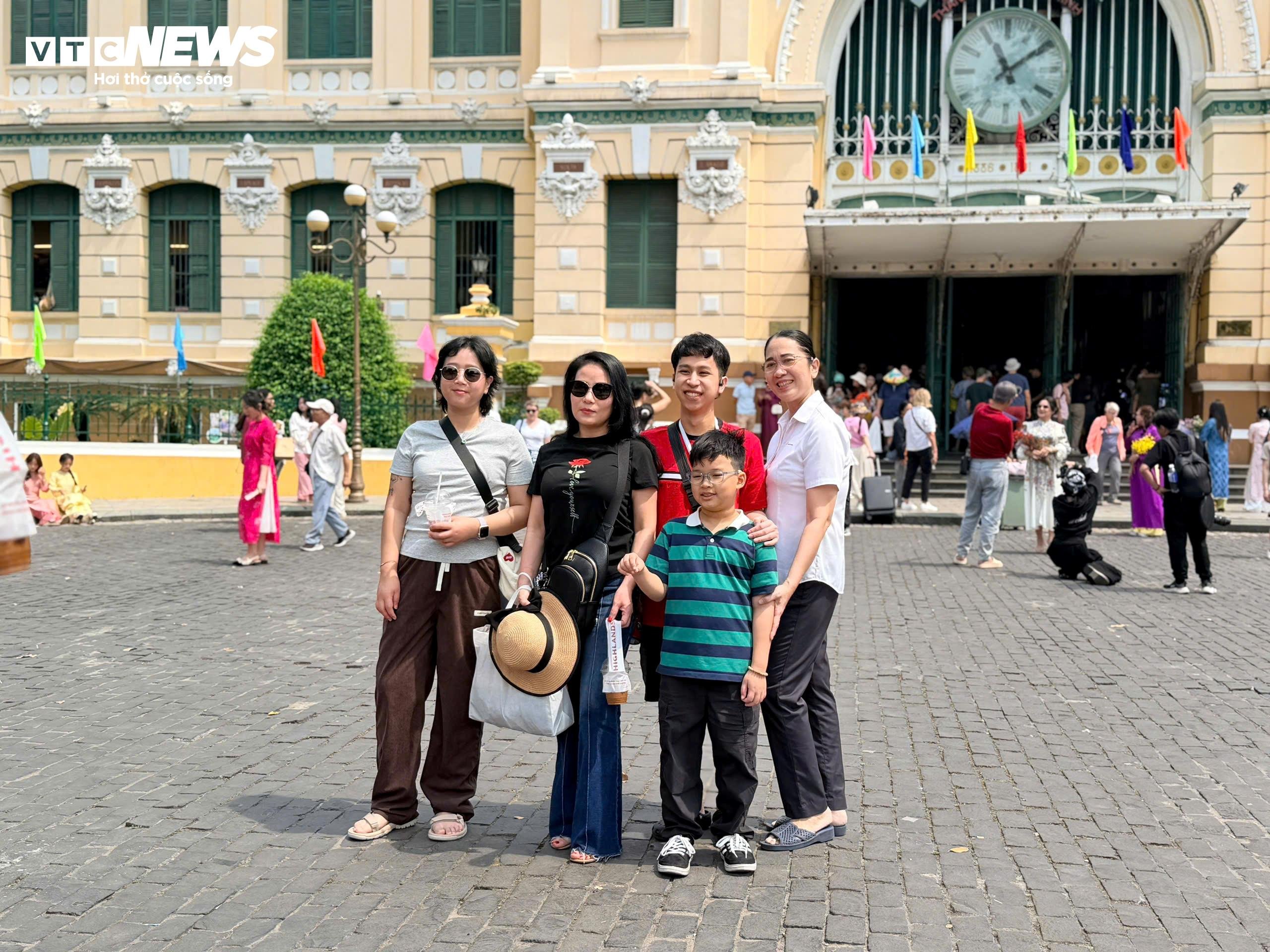 Người dân TP.HCM nô nức xuống phố du xuân, đón Tết cận kề - 7