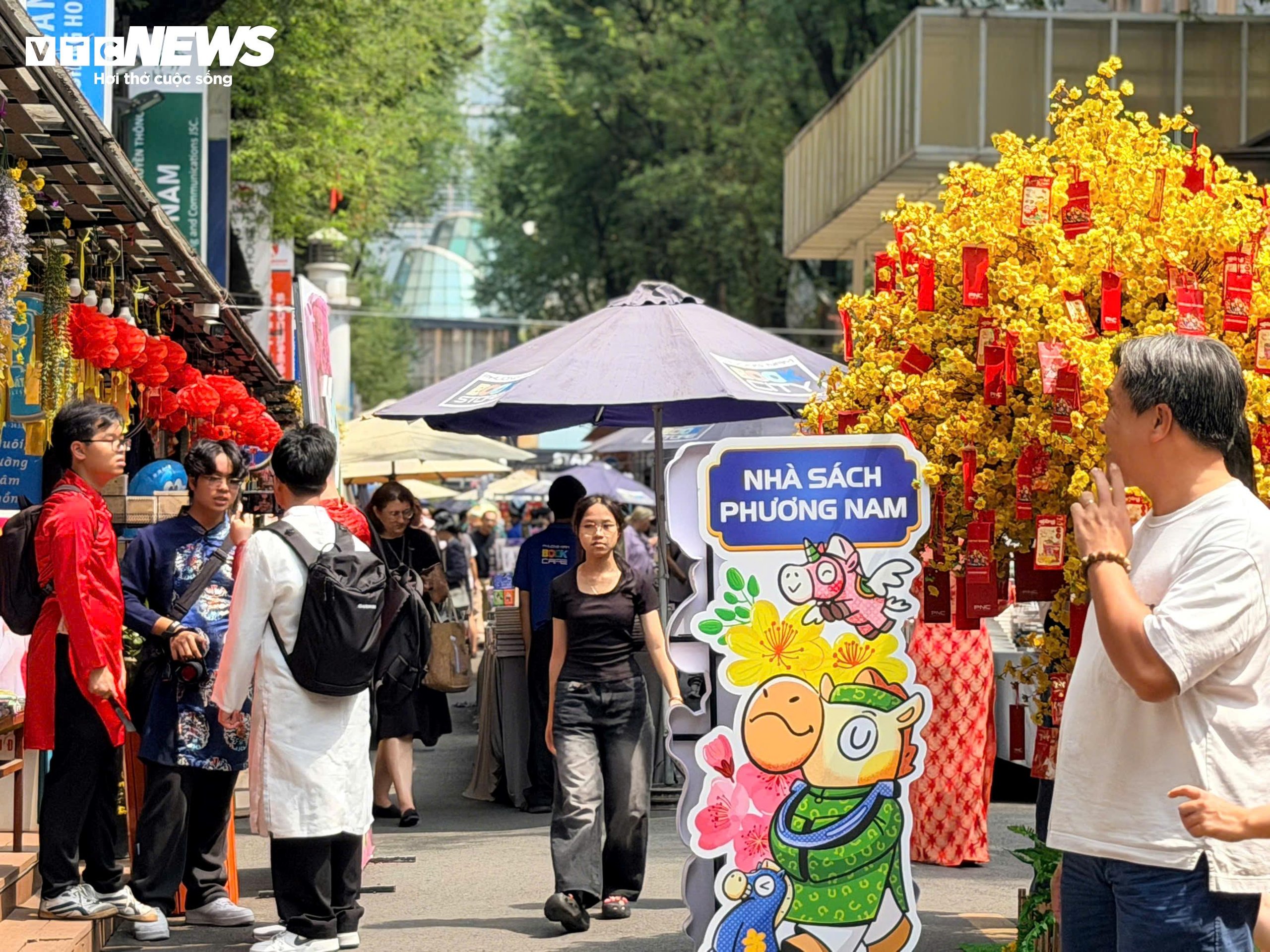 Đường sách TP.HCM tấp nập du khách trong ngày 27 Tết.