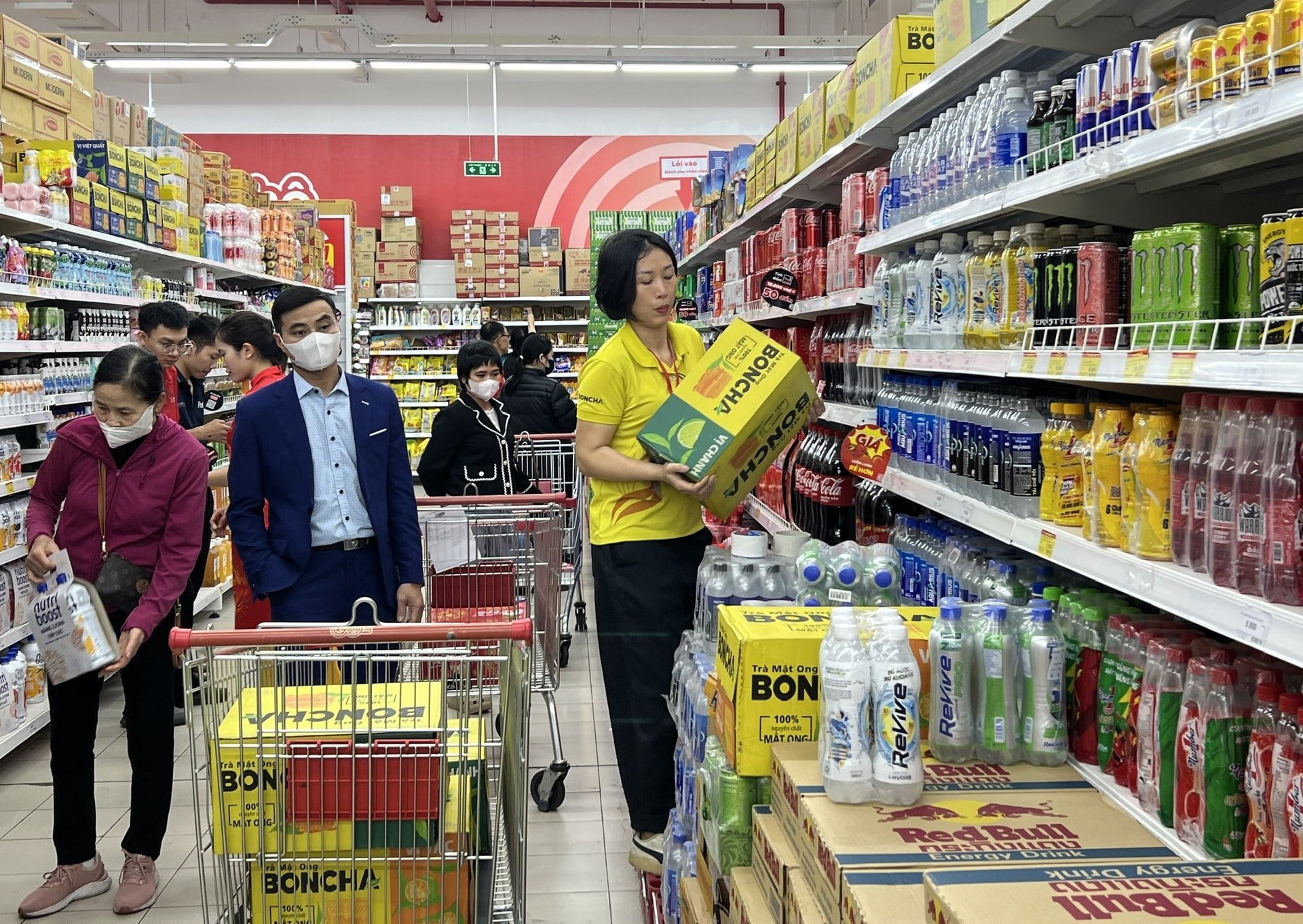 Nhân viên siêu thị liên tục tiếp hàng vào các quầy kệ. Ảnh: Lam Giang