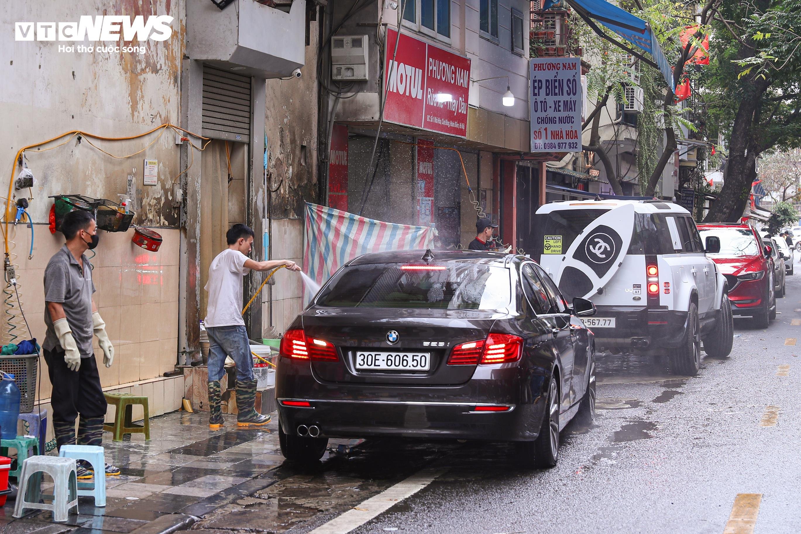 Ngày đầu nghỉ Tết, Hà Nội vắng xe, người dân thong dong dạo phố - 8