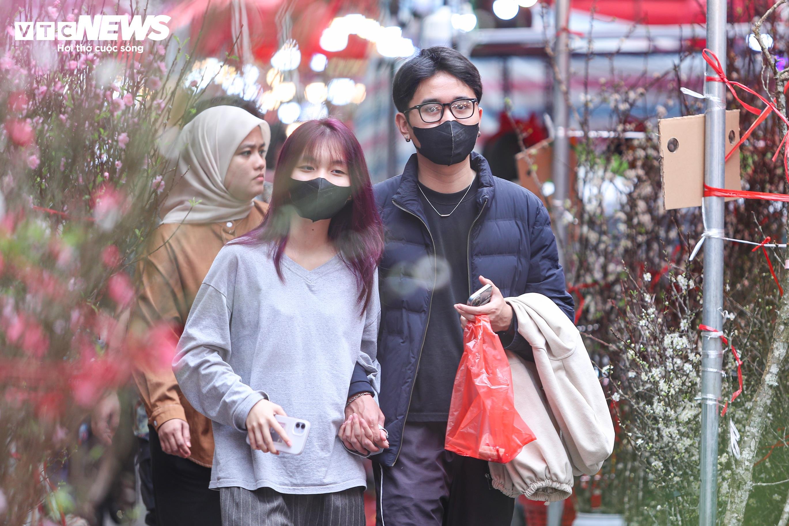 Ngày đầu nghỉ Tết, Hà Nội vắng xe, người dân thong dong dạo phố - 17