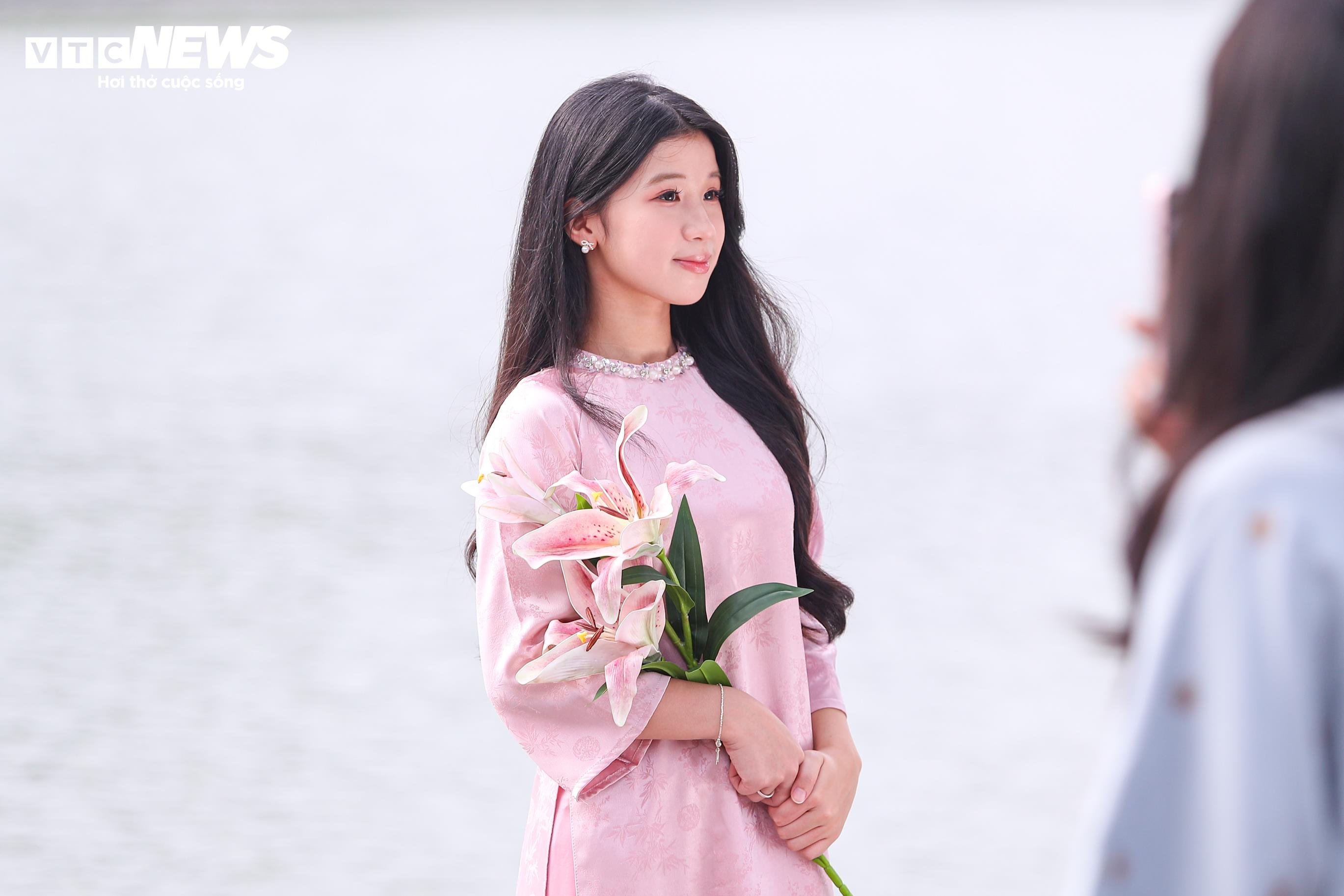 Ngày đầu nghỉ Tết, Hà Nội vắng xe, người dân thong dong dạo phố - 22