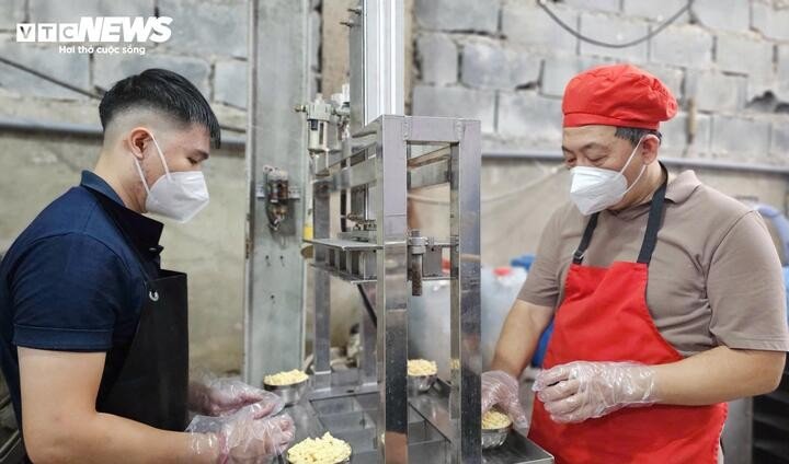 Bên trong xưởng bánh chưng làm bằng máy ở TP.HCM - 7