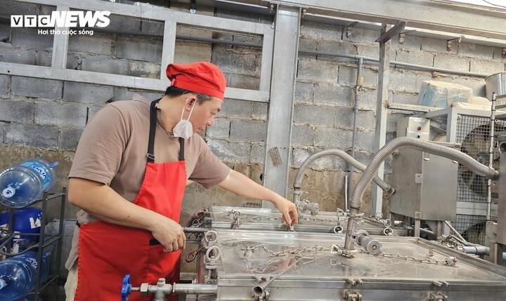 Bên trong xưởng bánh chưng làm bằng máy ở TP.HCM - 14