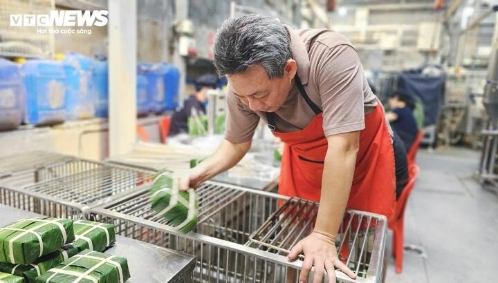 Bên trong xưởng bánh chưng làm bằng máy ở TP.HCM - 15