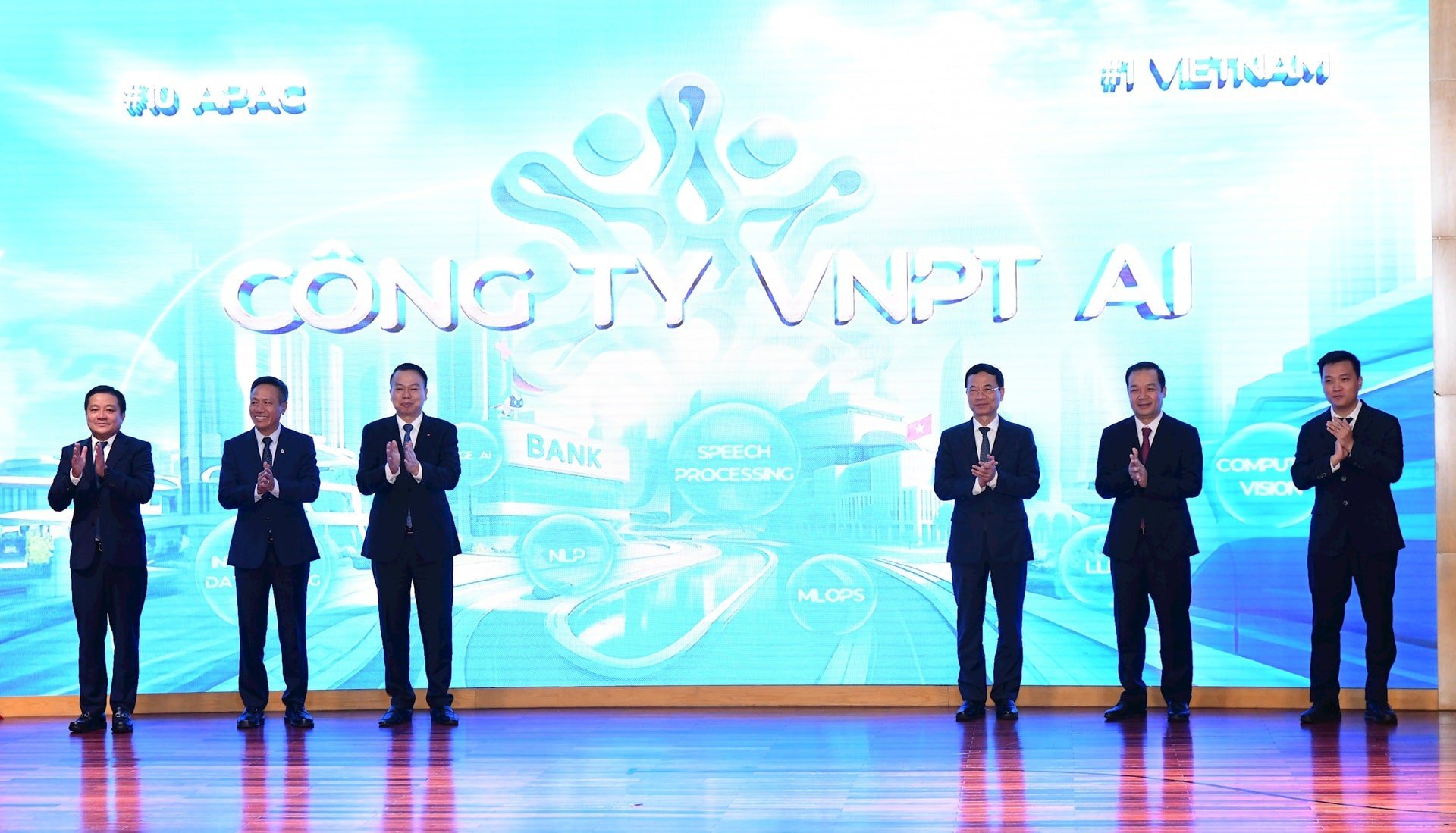 Lãnh đạo Bộ Khoa học và Công nghệ, Bộ Tài chính cùng các đại biểu thực hiện nghi thức ra mắt Công ty VNPT AI. Ảnh: Thúy Quỳnh