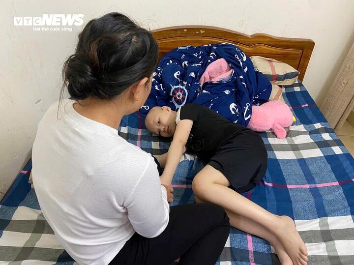 Mẹ con chị Chiến mong được về quê ăn Tết.