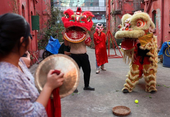 Các thành viên của đoàn múa lân Shining Star tập luyện chuẩn bị cho lễ Tết Nguyên đán sắp tới tại Kolkata, Ấn Độ, ngày 15/2/2026. (Ảnh: REUTERS/Sahiba Chawdhary)