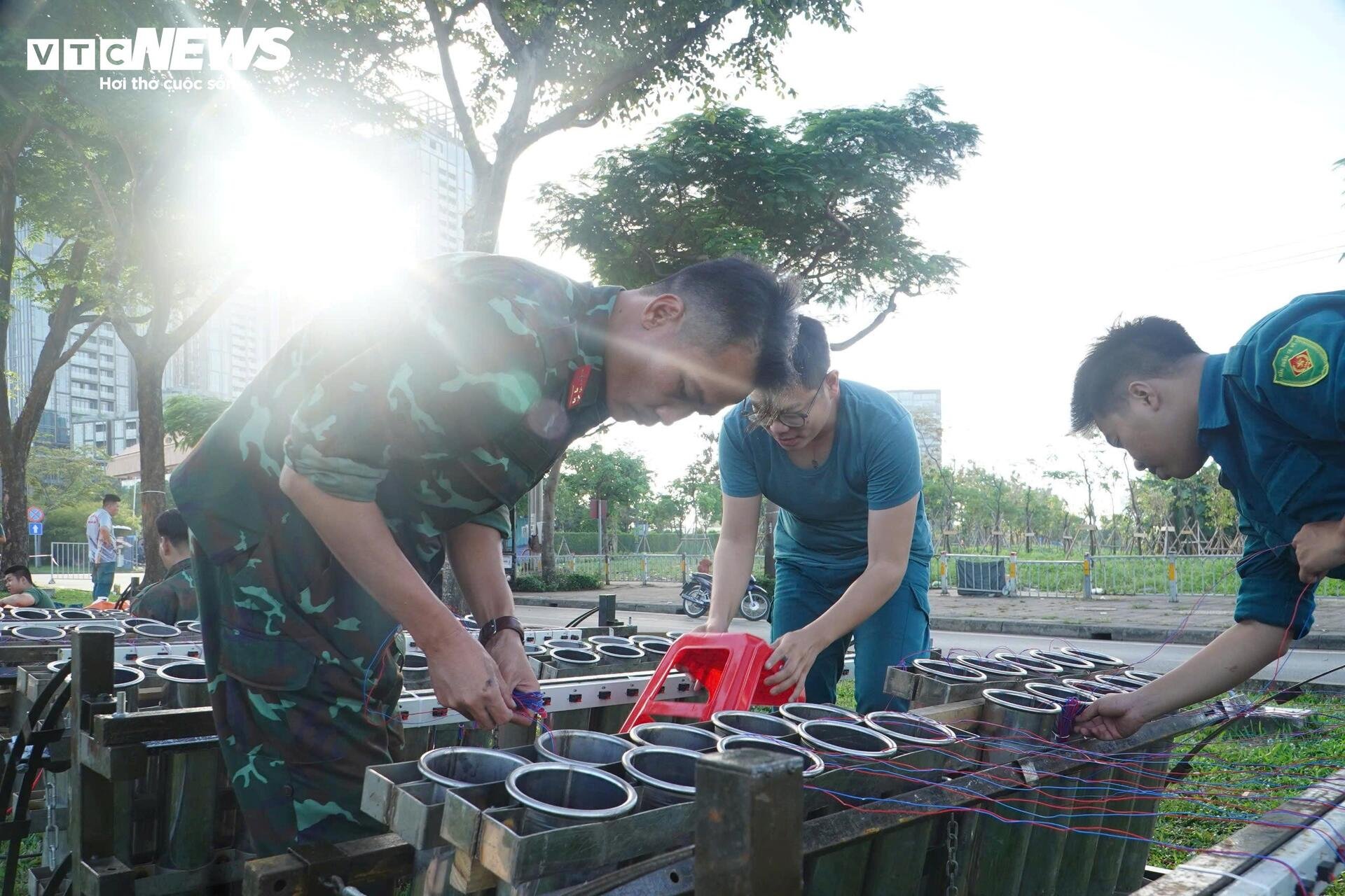 Cận cảnh trận địa pháo hoa ở TP.HCM sẵn sàng khai hỏa đón giao thừa - 2