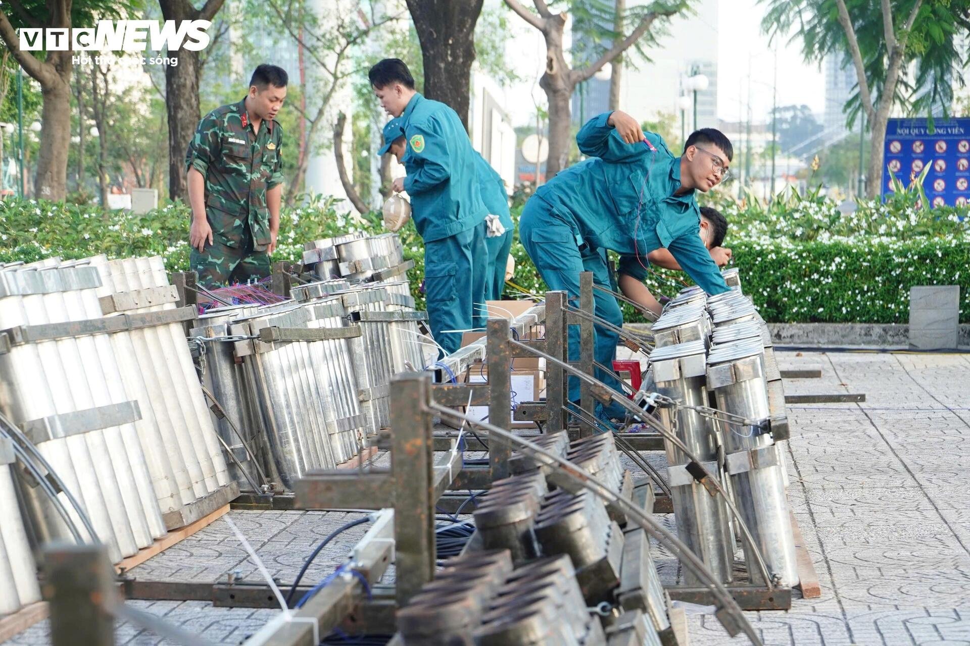 Cận cảnh trận địa pháo hoa ở TP.HCM sẵn sàng khai hỏa đón giao thừa - 3