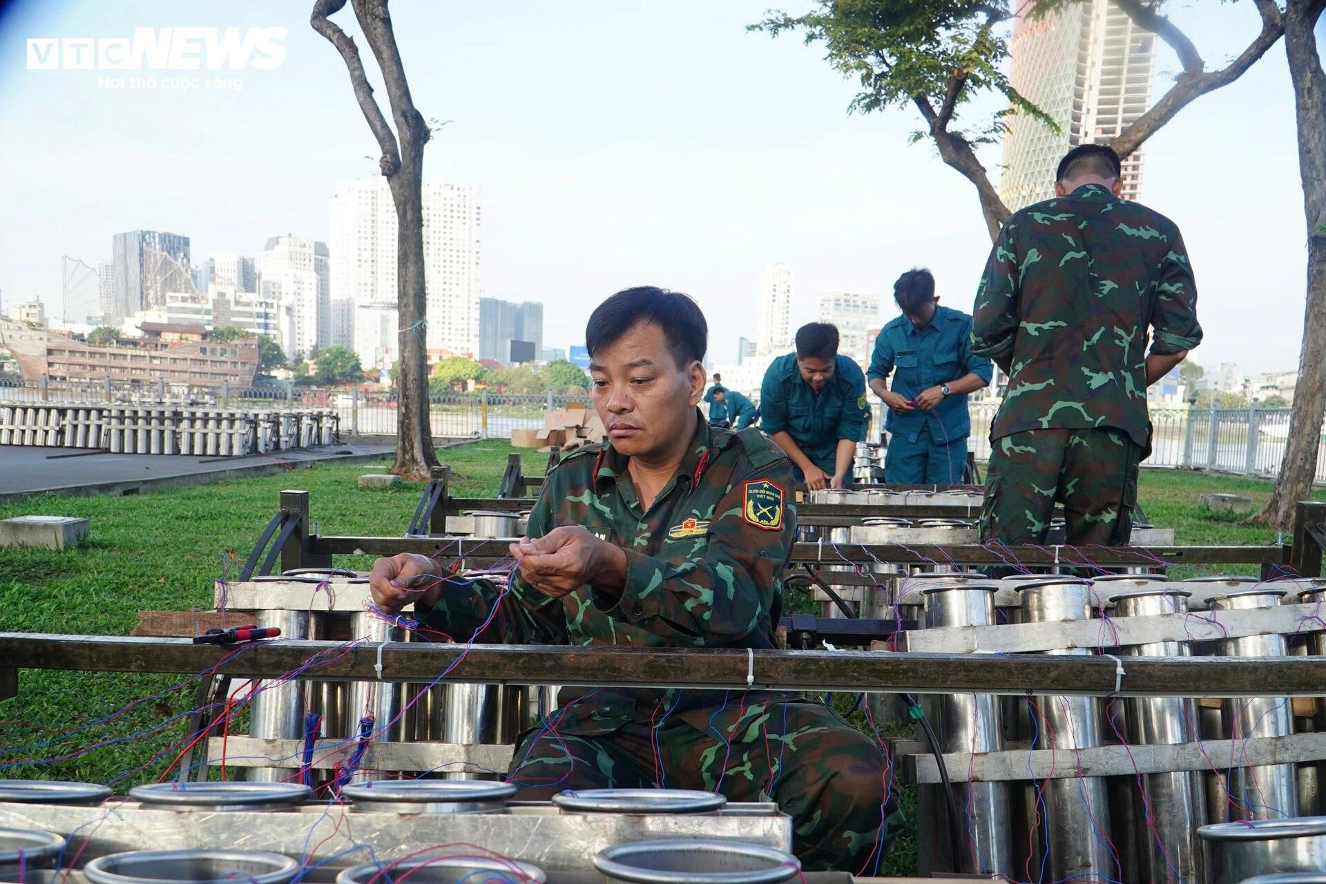 Cận cảnh trận địa pháo hoa ở TP.HCM sẵn sàng khai hỏa đón giao thừa - 4