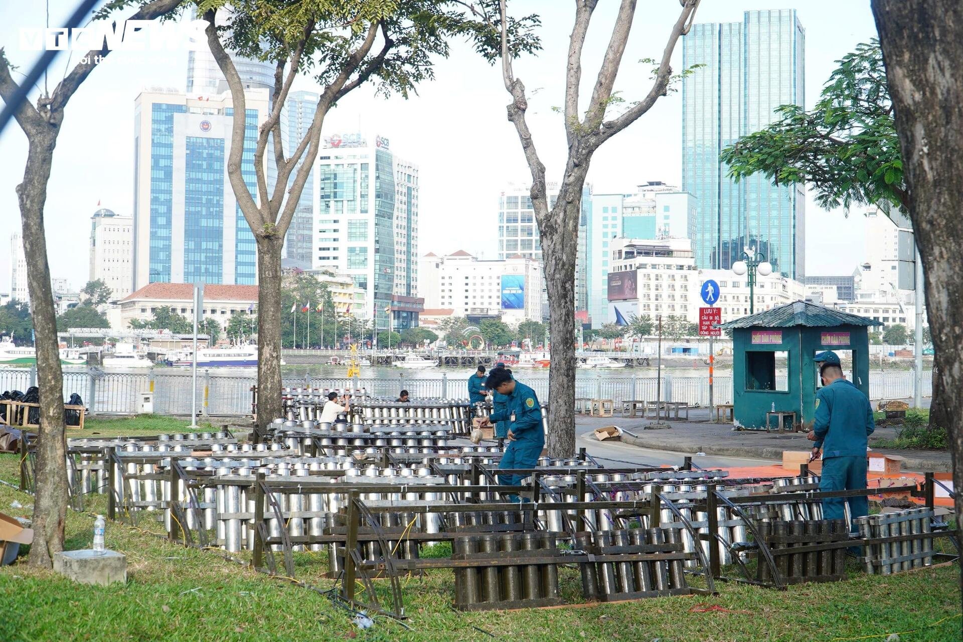 Cận cảnh trận địa pháo hoa ở TP.HCM sẵn sàng khai hỏa đón giao thừa - 7